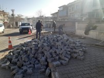 İŞ MAKİNESİ - Sümer Mahallesinde Bozuk Yollar Onarılıyor