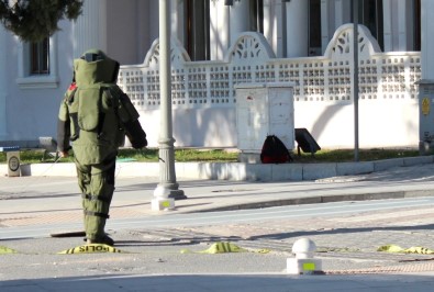 Şüpheli Çanta Fünye İle Patlatıldı