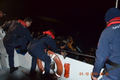 Ayvalık'ta 48 Düzensiz Göçmen Sahil Güvenlik Tarafından Yakalandı