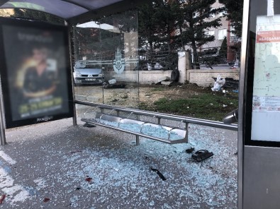 Direksiyon Hakimiyetini Kaybeden Üniversite Öğrencisi Otobüs Durağına Daldı