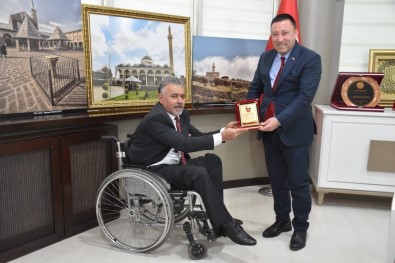 Dünya Engelliler Günü Öncesinde Başkan Beyoğlu'na Plaket