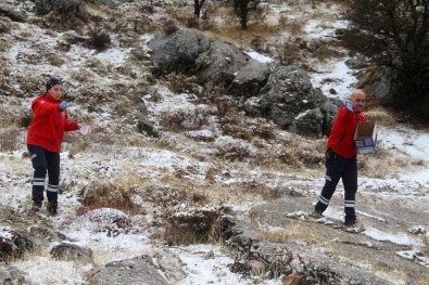 Elazığ'da Yüksek Kesimlere Kar Yağdı, Sağlıkçılar Doğaya Yem Bıraktı