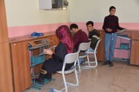 ZİHİNSEL ENGELLİLER - Engelliler Galoş Üreterek Aile Bütçelerine Katkı Sağlıyor
