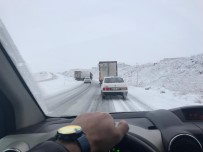 Erzurum'da Buzda Kayan Tır Yolu Ulaşıma Kapattı Haberi