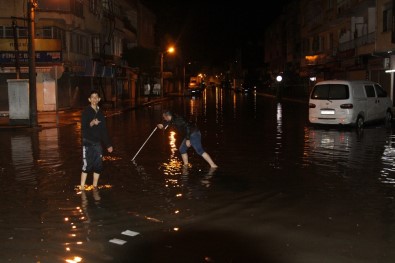 İskenderun'da Sağanak Yağmur Hayatı Felç Etti