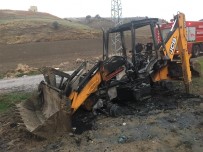 İŞ MAKİNESİ - Park Halindeki İş Makinesi Yandı