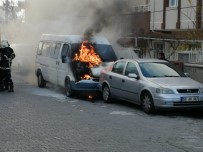 PAZAR ALIŞVERİŞİ - Park Halindeki Minibüs Alev Aldı