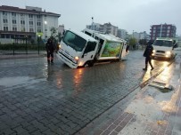 VİRANŞEHİR - Viranşehir'de Sağanak Yağmurdan Yol Çöktü