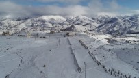 KAR KALINLIĞI - Yıldız Dağı Kayak Merkezi Beyaza Büründü