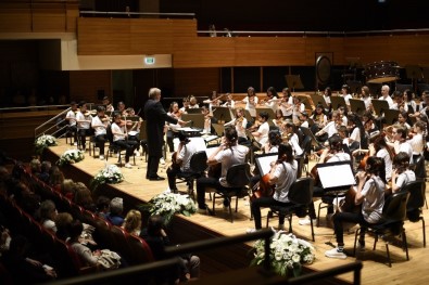 Yorglass Barış Çocuk Senfoni Orkestrası Genç Piyanist Can Çakmur'a Eşlik Etti