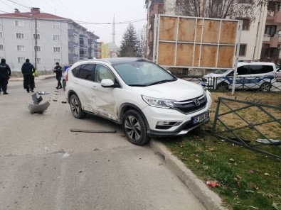 Bozüyük'te İki Otomobil Çarpıştı 3 Yaralı