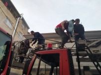 BURSA BÜYÜKŞEHİR BELEDİYESİ - Bursa'da Can Pazarı... Alevler İçinde Kalan 3'Ü Çocuk 10 Kişi Kurtarıldı