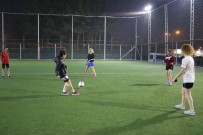 FUTBOL TURNUVASI - Futbol Turnuvasında Genç Kızlar Top Koşturdu