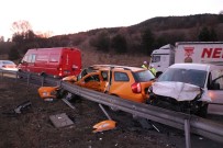 İZZET BAYSAL DEVLET HASTANESI - Hafif Ticari Araçla Ticari Taksi Çarpıştı Açıklaması 1 Ölü, 2 Yaralı