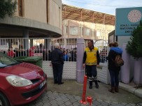 KARIN AĞRISI - Hayır Amaçlı Dağıtılan Keklerden 11 Öğrenci Hastanelik Oldu