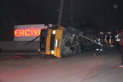 Kamyon Yüksek Gerilim Direğine Çarptı, Bölge Elektriksiz Kaldı