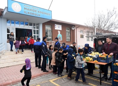 Karatay Zabıta'dan Yerli Malı Haftasında Öğrencilere Meyve