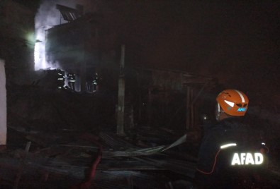 Köyde Korkutan Yangın Açıklaması 5 Ev Yandı