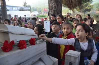 Kuşadalı Mahmut Esat Bozkurt Mezarı Başında Anıldı
