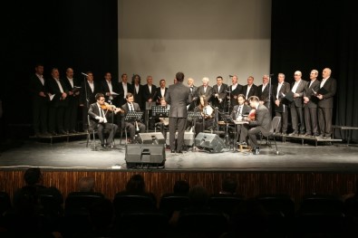 Türk Müziği Korosu Dinleyenleri Mest Etti