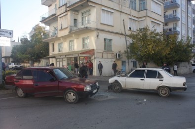 Antalya'da Trafik Kazası Açıklaması Aynı Aileden 6 Kişi Yaralandı