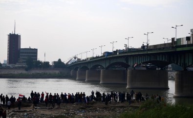 Bağdat'ta Protestocular Ahrar Köprüsü'nden Çekildi