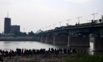 TAHRIR - Bağdat'ta Protestocular Ahrar Köprüsü'nden Çekildi