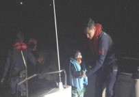 KAÇAK GÖÇMEN - Botları Sürüklenen Kaçak Göçmenleri Sahil Güvenlik Ekibi Kurtard