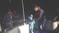 KAÇAK GÖÇMEN - Botları Sürüklenen Kaçak Göçmenleri Sahil Güvenlik Ekibi Kurtardı