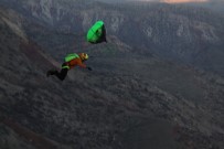 TİLLO - Ekstrem Sporcular, Bin 300 Rakımlı Kaletül-Üstad Tepesinden Atladı