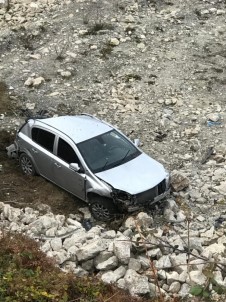 Türkeli'de Otomobil Şarampole Uçtu Açıklaması 2 Yaralı