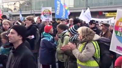 Berlin'de Irkçı Saldırılara Karşı Yürüyüş