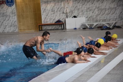 Bitlisli Çocuklar Yüzme Öğreniyor