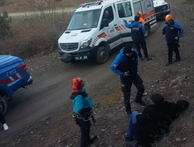 Doğa Yürüyüşünde İki Kayanın Arasına Sıkıştı