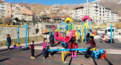 Güneşli Havayı Fırsat Bilen Çocuklar Parkları Doldurdu