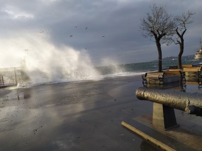 İstanbul'da Şiddetli Rüzgar Nedeniyle Bazı Vapur Seferleri İptal Edildi