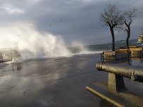 HAVA SICAKLIKLARI - İstanbul'da Şiddetli Rüzgar Nedeniyle Bazı Vapur Seferleri İptal Edildi