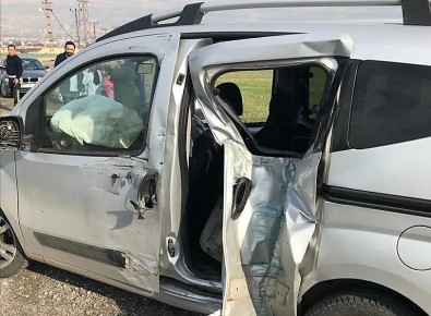 Kahramanmaraş'ta Hafif Ticari Araç Bariyerlere Çarptı Açıklaması 1 Ölü