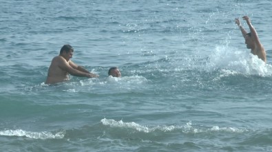 Mersin'de Hava Sıcaklığı 18 Dereceyi Buldu, Vatandaşlar Denize Girdi