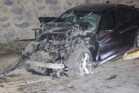 Otomobil Park Halindeki Hafriyat Kamyona Çarptı Açıklaması 1'İ Ağır 2 Yaralı