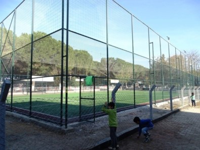 Acarlar Mahallesi'nde Öğrenciler Halı Sahaya Kavuştu