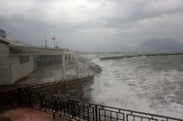 RÜZGARA KARŞı - Alanya'da Dev Dalgalar Oluştu, Deniz Trafiği Kapandı