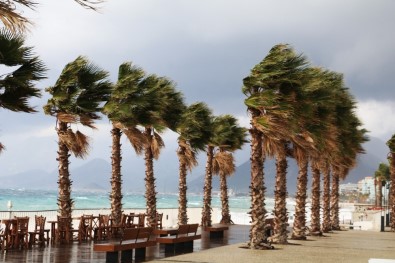 Antalya'da Sağanak Yağış Ve Fırtına