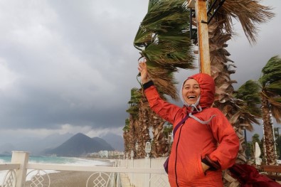 Antalya'da Şiddetli Rüzgar Ve Sağanak Etkili Oluyor