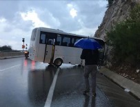 SERVİS OTOBÜSÜ - Antalya'da trafik kazası: 17 yaralı