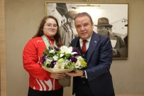 ŞAMPIYON - Avrupa Şampiyonu Aleyna'dan Başkan Böcek Ve Esen'e  Ziyaret