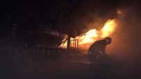 MERMER FABRİKASI - Bursa'da Hurdalıkta Çıkan Yangın 2 Fabrikaya Sıçradı