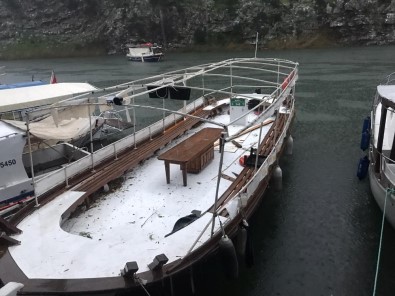 Dalyan'da Şiddetli Rüzgar Teknelerin Güneşliklerini Uçurdu