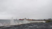 BALIKÇI TEKNESİ - Dev Dalgalar Oluştu Açıklaması Gemi Ve Balıkçı Tekneleri Demir Attı