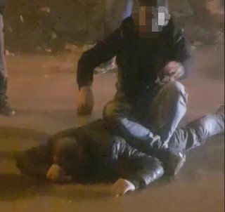 Hırsızı yakaladı, kaçmasın diye üzerine oturdu!